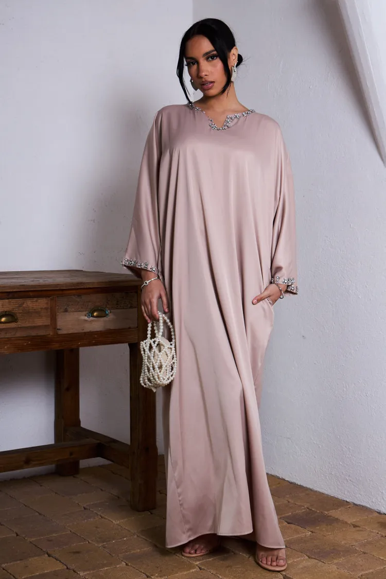 Robe beige foncé satinée à empiècement strass